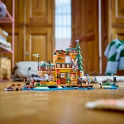 Imagine LEGO FRIENDS SPORTURI NAUTICE IN TABARA DE AVENTURI 42626