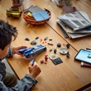 Imagine Lego Super Heroes Batman cu al său Batmobile 76274