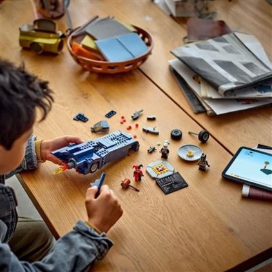 Imagine Lego Super Heroes Batman cu al său Batmobile 76274