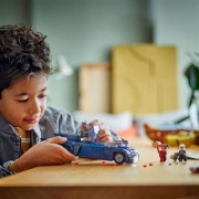 Imagine Lego Super Heroes Batman cu al său Batmobile 76274