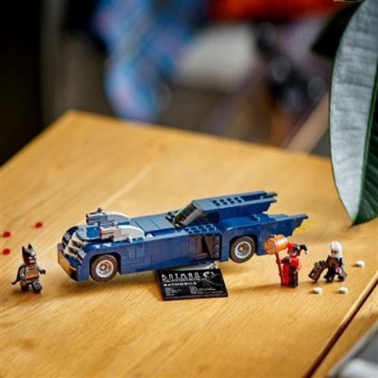 Imagine Lego Super Heroes Batman cu al său Batmobile 76274