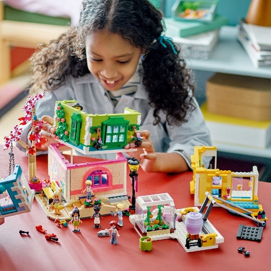 Imagine Lego Friends centrul comunitar din orașul Heartlake 41748