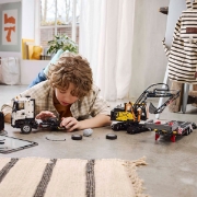 Imagine Lego Technic Camionul FMX și excavatorul electric EC230 de la Volvo 42175
