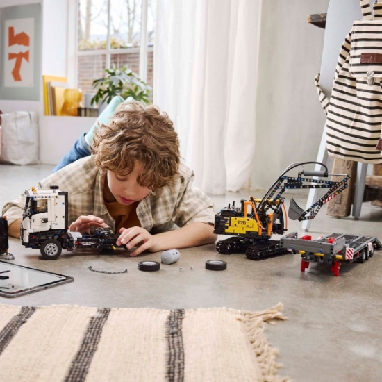 Imagine Lego Technic Camionul FMX și excavatorul electric EC230 de la Volvo 42175