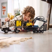 Imagine Lego Technic Camionul FMX și excavatorul electric EC230 de la Volvo 42175