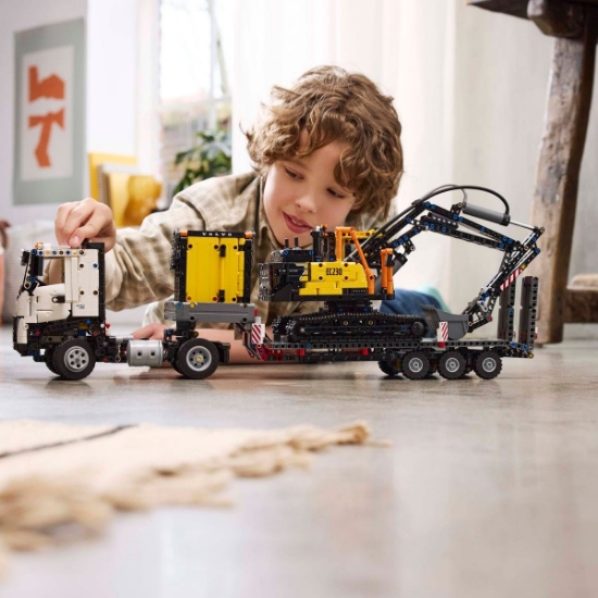 Imagine Lego Technic Camionul FMX și excavatorul electric EC230 de la Volvo 42175