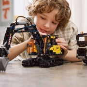Imagine Lego Technic Camionul FMX și excavatorul electric EC230 de la Volvo 42175