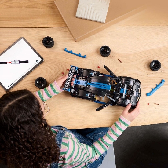 Imagine Lego Technic Mașina de curse Porsche GT4 e-Performance 42176