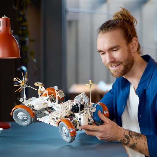 Imagine LEGO Technic Roverul selenar din misiunile NASA Apollo 42182