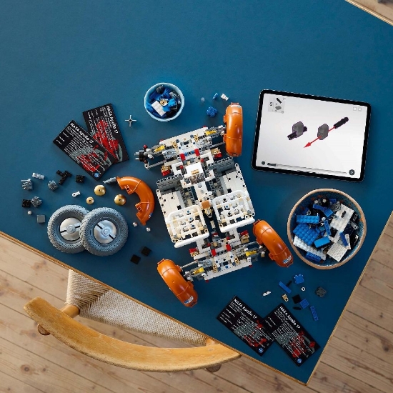 Imagine LEGO Technic Roverul selenar din misiunile NASA Apollo 42182