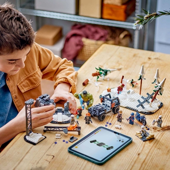 Imagine LEGO Marvel Răzbunătorii reuniți sub semnul lui Ultron 76291