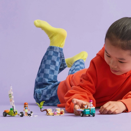 Imagine Lego Friends aventuri cu căței la surfing și pe scuter 42641