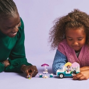 Imagine LEGO FRIENDS FURGONETA DE INGHETATA IN ORASUL HEARTLAKE 42644