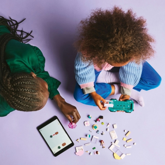 Imagine  Lego Friends furgoneta de înghețată în orașul Heartlake 42644