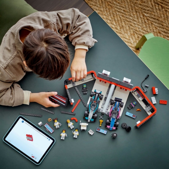 Imagine Lego City Garaj F1 și mașini Mercedes-AMG și Alpine 60444