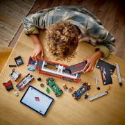 Imagine Lego City Camion F1 cu mașinile F1 RB20 și AMR24 60445