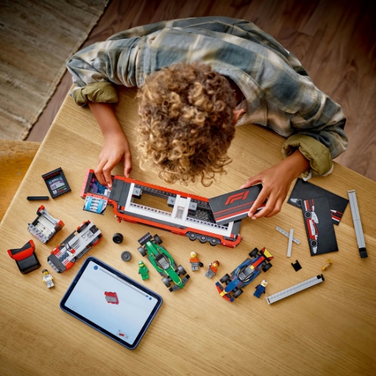 Imagine Lego City Camion F1 cu mașinile F1 RB20 și AMR24 60445