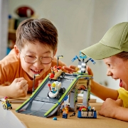 Imagine Lego City Fără limite: Rampa pentru curse de mașini 60460