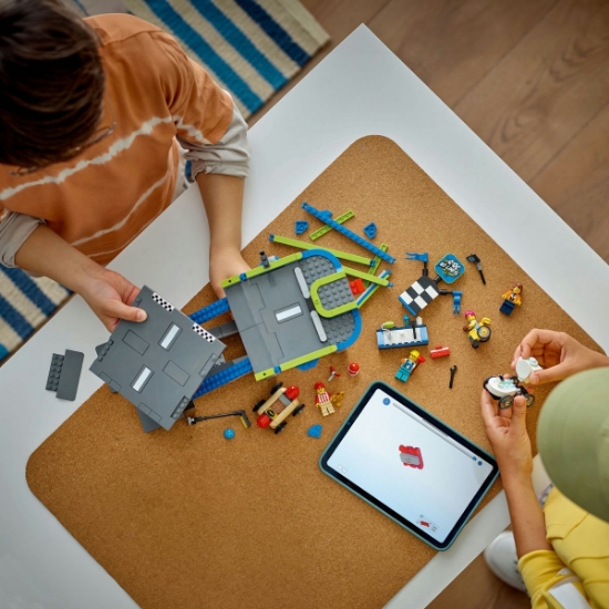 Imagine Lego City Fără limite: Rampa pentru curse de mașini 60460