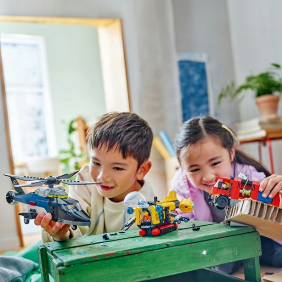 Imagine Lego City Elicopter, camion de pompieri și submarin remixate 60462