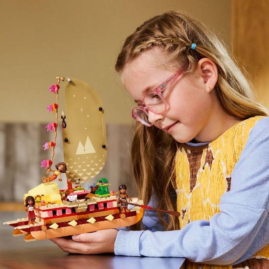 Imagine LEGO Disney Canoea de aventură a Moanei 43270