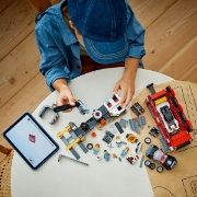 Imagine LEGO CITY CIMITIR DE MASINI VECHI 60472