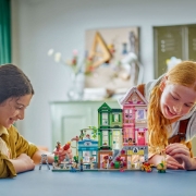 Imagine LEGO FRIENDS Apartamente și magazine în orașul Heartlake 42670