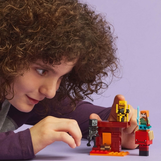 Imagine LEGO Minecraft Bătălie deasupra lavei în Nether 21266