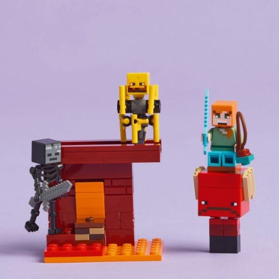 Imagine LEGO Minecraft Bătălie deasupra lavei în Nether 21266