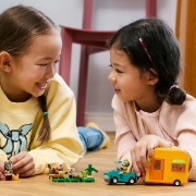 Imagine LEGO ANIMAL CROSSING CARAVANA SI MAGAZINUL DE GRADINARIT AL LUI LEIF 77054