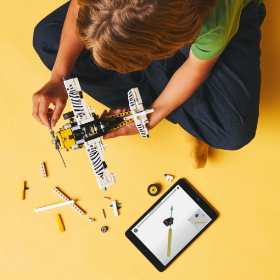 Imagine LEGO Technic Avion pentru zone greu accesibile 42198