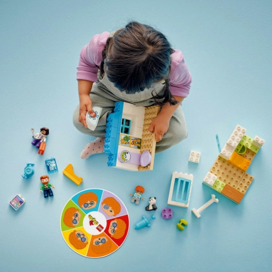 Imagine Lego Duplo Prima vizită la doctor 10449