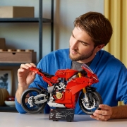 Imagine LEGO TECHNIC MOTOCICLETA DUCATI PANIGALE V4 S 42202