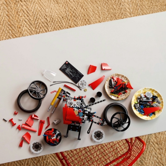 Imagine Lego Technic Motocicleta Ducati Panigale V4 S 42202
