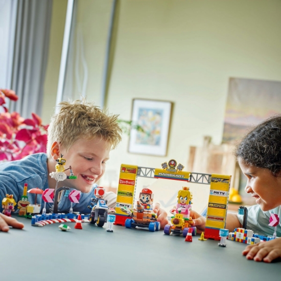 Imagine LEGO Super Mario Mario Kart Set Baby Peach și Grand Prix 72036