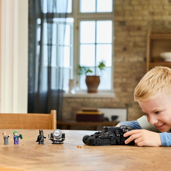 Imagine Lego Super Heroes Batman Tumbler vs. Two-Face și Joker 76303