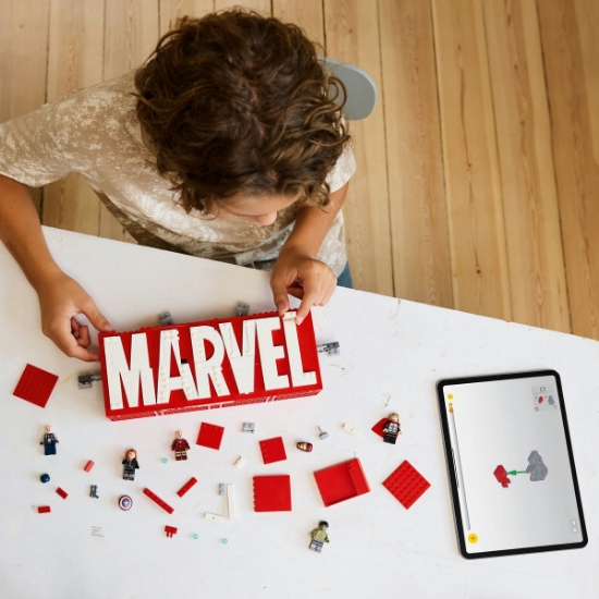Imagine Lego Super Heroes Sigla și minifigurine Marvel 76313