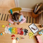 Imagine LEGO CLASSIC CUTIA CREATIVITATII SI A VESELIEI 11042