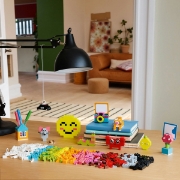 Imagine LEGO CLASSIC CUTIA CREATIVITATII SI A VESELIEI 11042