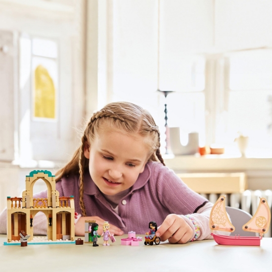 Imagine LEGO Wicked Glinda, Elphaba și Nessarose la Universitatea Shiz 75681