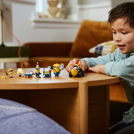 Imagine LEGO Despicable Me4 Minionii și mașina banană 75580