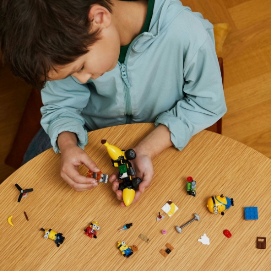 Imagine LEGO Despicable Me4 Minionii și mașina banană 75580