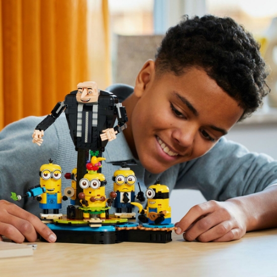 Imagine LEGO Despicable Me4 Gru și minionii din cărămizi 75582