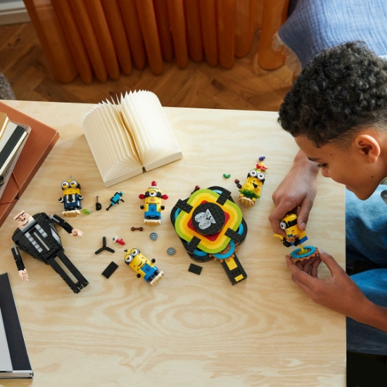 Imagine LEGO Despicable Me4 Gru și minionii din cărămizi 75582