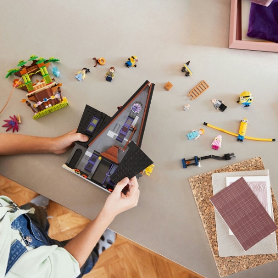 Imagine LEGO Despicable Me4 Reședința de familie a lui Gru și a minionilor 75583