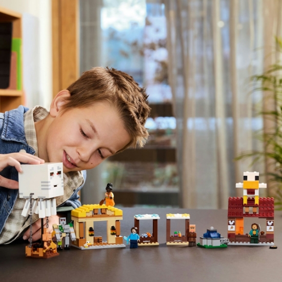 Imagine LEGO Minecraft Atacul baloanelor Ghast asupra satului 21273