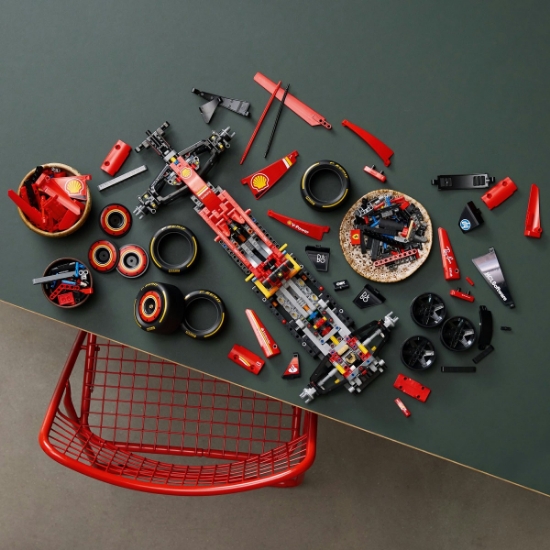 Imagine Lego Technic Mașina F1 Ferrari SF-24 42207