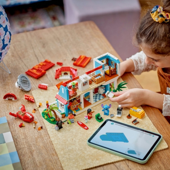 Imagine LEGO Disney Casa de pe plajă a lui Lilo și Stitch 43268