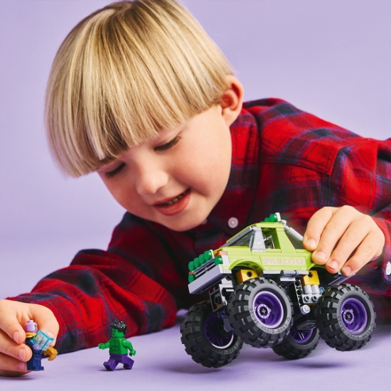 Imagine Lego Super Heroes Hulk în vehicul de teren contra lui Thanos 76312