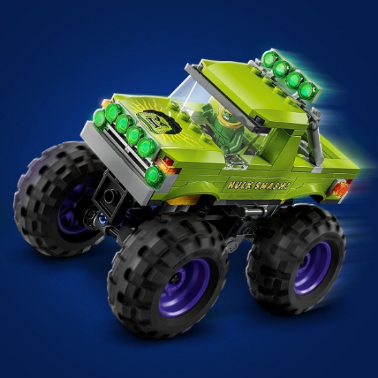 Imagine Lego Super Heroes Hulk în vehicul de teren contra lui Thanos 76312